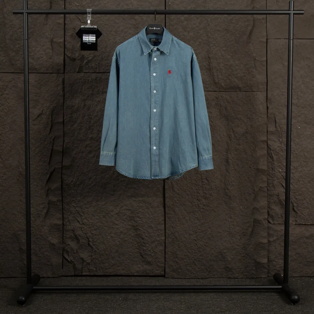 P250 Actual Photos [Popular New Style] Model Number: 25105# Color: Denim Blue Size: S to A versatile shirt that can be worn in all seasons. It is oversized and has a translucent fade. It can be worn alone or layered as a jacket. It can also be worn as an inner layer of a sweater. It has a lightly distressed wash fade and is naturally white. The upper body is retro and casual. Save the mismatch.